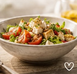 Frischer Bistro-Salat mit Tomaten und Käse